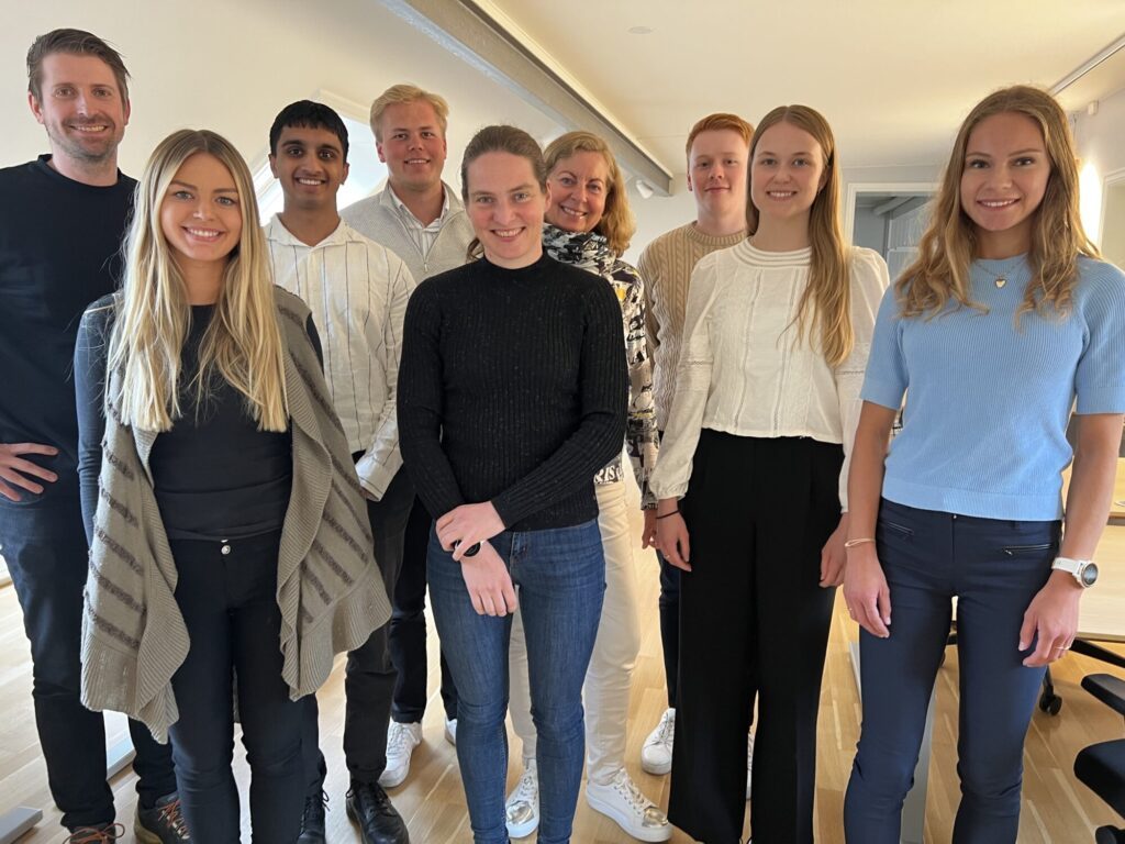 Fra venstre Haakon Jensen (Ski-VM), Nadia Ravlo, Danial Bashir, Kristian Kavli Sørgaard, Kristin Mürer Stemland (Ski-VM), Berit Svendsen (VM-sjef), Daniel Hansen, Vilde Sætre og Synnøve Torp.