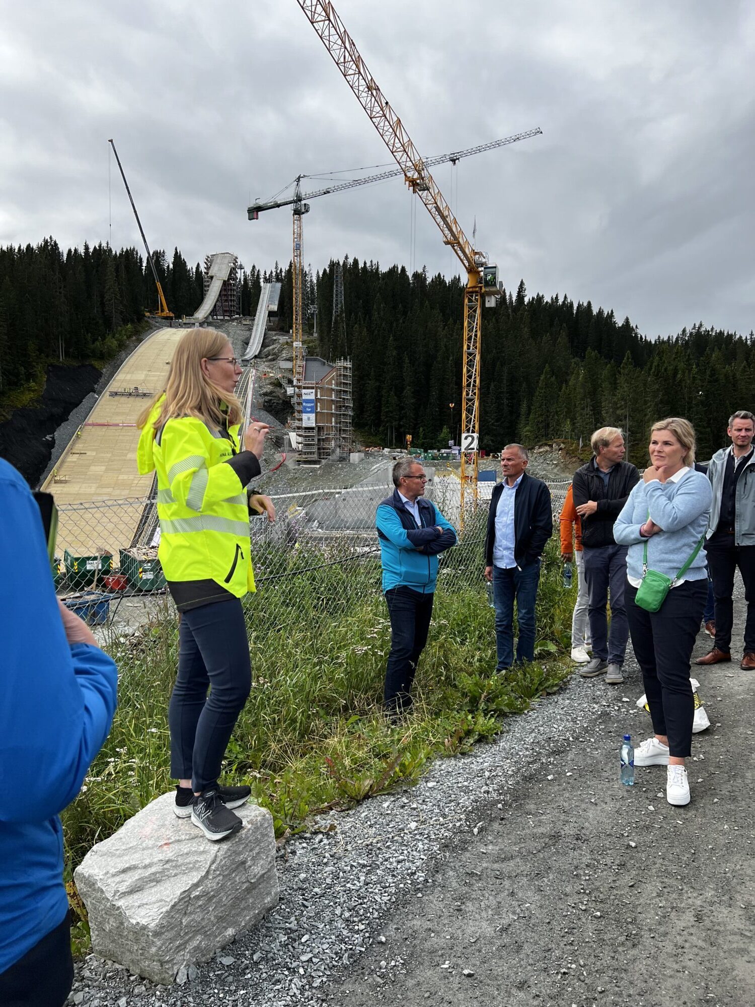 Hoppbakken i Granåsen tar form. Det bygges også et arenabygg ved hoppbakken og et moderne dommertårn. På langrennsarenaen tar skibruen mellom skistadion og Litjåsen form. Hele utbyggingen skal være ferdig sommeren 2023.