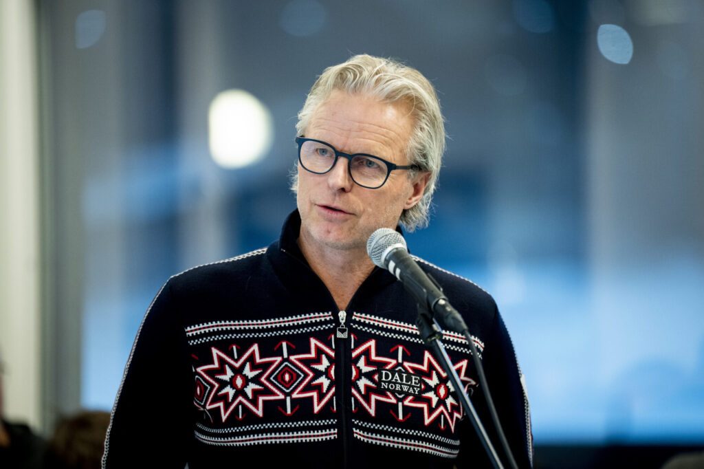 Åge Skinstad, VM-sjef som taler bak mikrofon. Foto