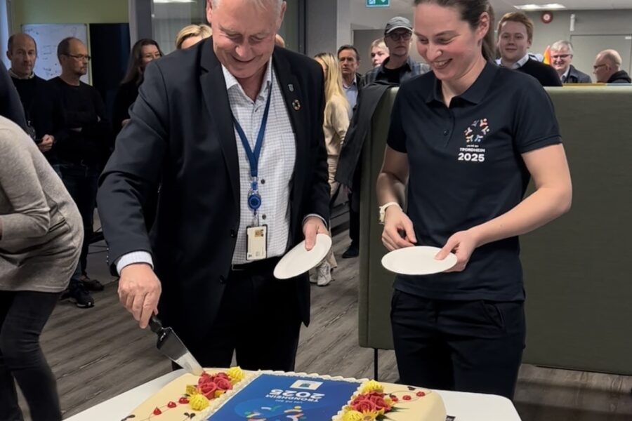 Det ble servert VM-kake i forbindelse med innflyttingsfesten til ski-VM. Morten Wolden og Kristin Mürer Stemland tar seg et stykke med kake.