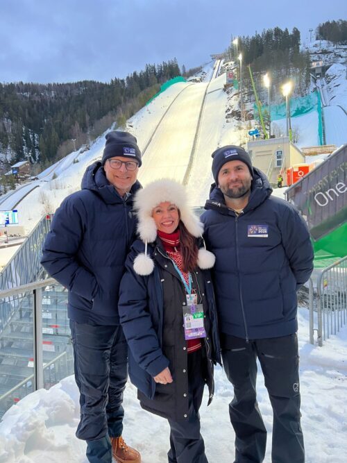 Bildet viser VM-sjefen sammen med Nina og Truls i VM-komiteen foran Vikersund-bakken.