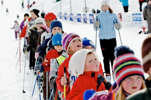 Barnas Skidag ble arrangert for første gang i 1993 som et tiltak for å engasjere, skape skiglede og entusiasme på veien mot ski-VM i 1997. Nå kommer skifesten tilbake til Trøndelag. I 2025 blir det igjen ski-VM i nordiske grener i Granåsen og Barnas Skidag vil være med på å skape like stor entusiasme og iver som i 1997.