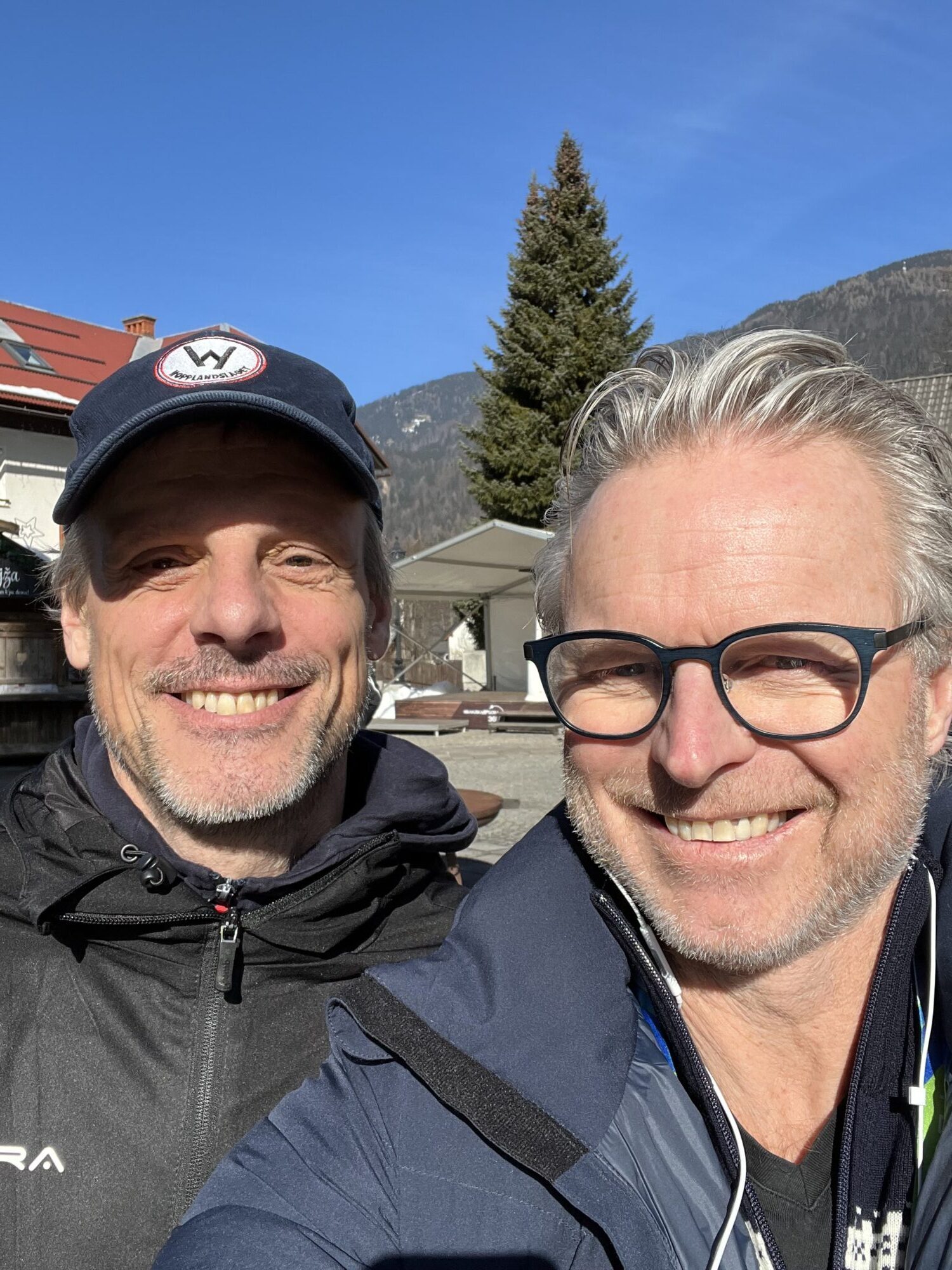 VM-sjef Åge Skinstad møter mange dyktige folk når han er i Planica. Her er han sammen med Alexander Stöckl, landslagstrener i hopp for Norge.