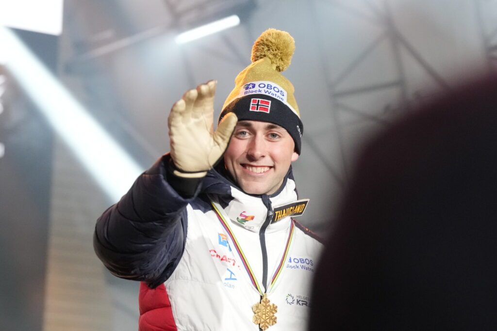 Jarl Magnus Riiber Jarl Magnus Riiber med gullmedaljen rundt halsen på medaljeseremonien i Kranjska Gora. Foto: Heiko Junge / NTB
