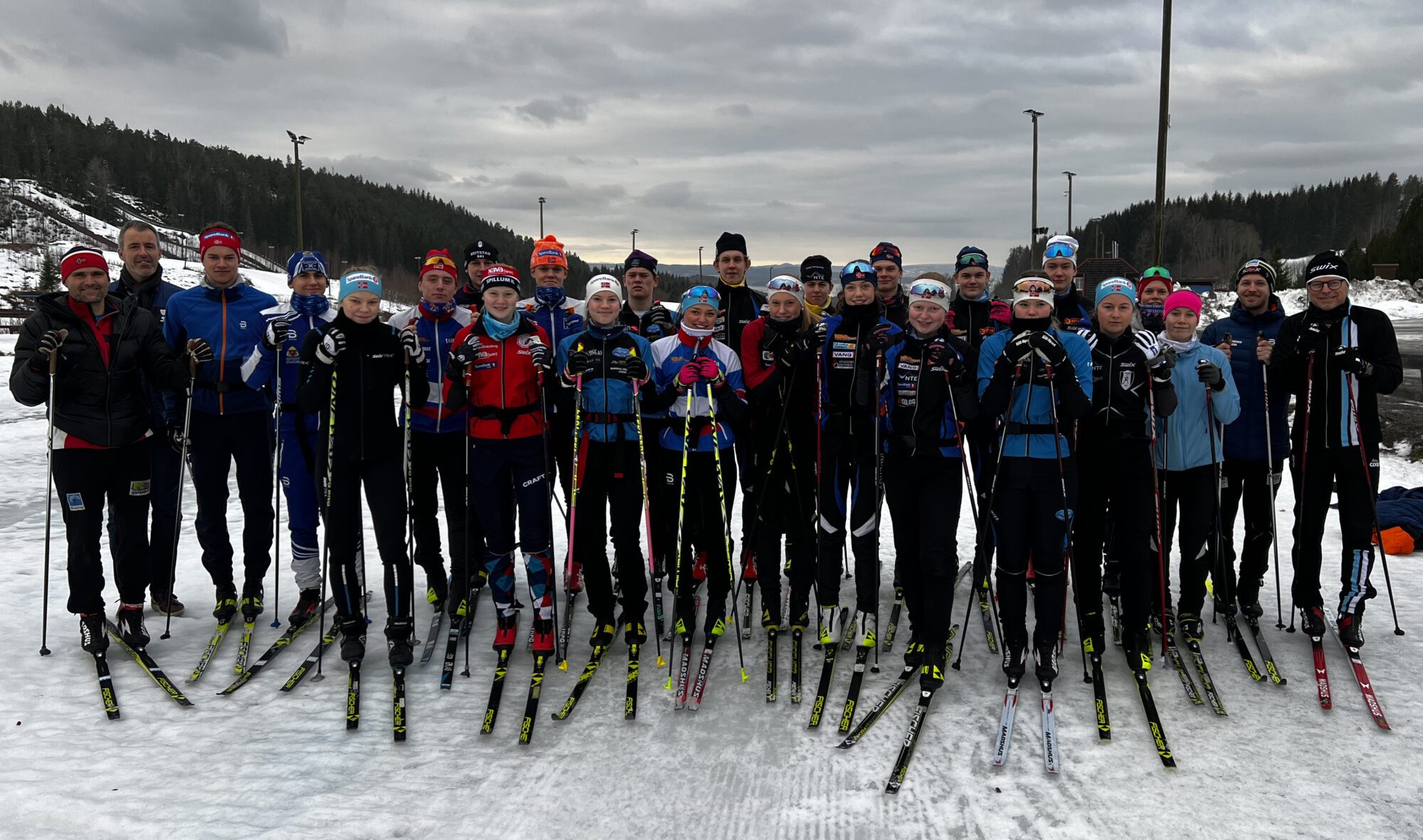 Det er stor bredde og godt miljø blant elevene ved Steinkjer vgs. Her er de som satser på langrenn og skiskyting samlet på Steinkjer skistadion.