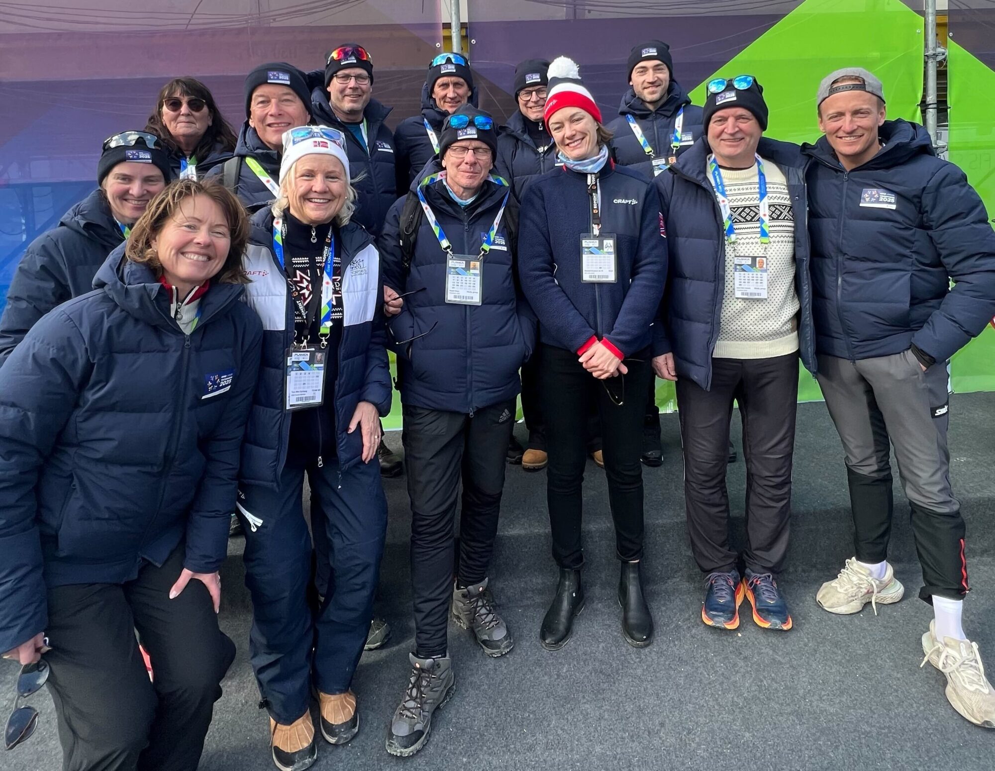 Sportsorganisasjonen i ski-VM sammen med kulturminister Anette Trettebergstuen